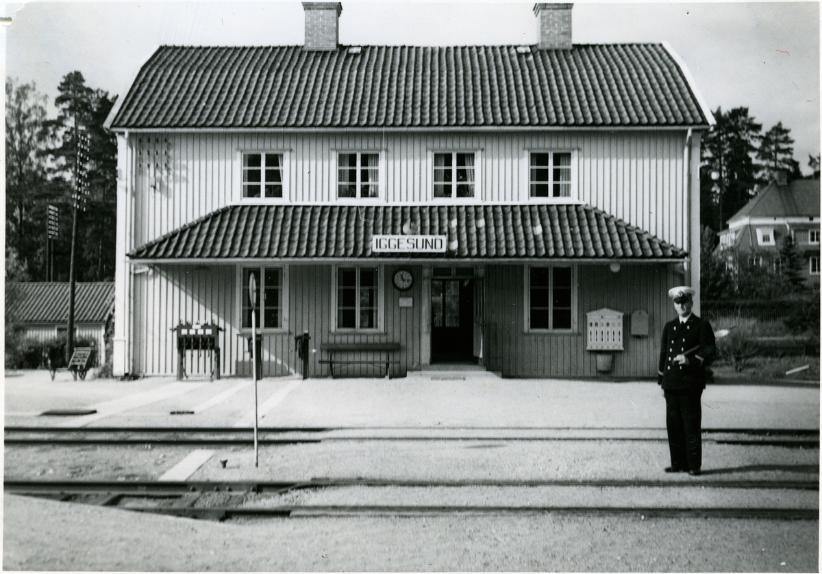 Station anlagd 1926. Tvåvånings stationshus i trä. Invid stationen finnes pressbyråkiosk