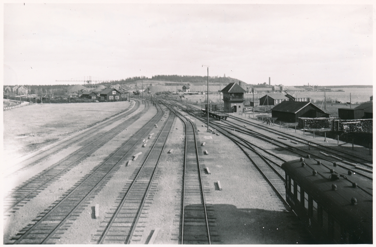 Bangård vid Luleå station. Redan 1883  började anläggningsarbeten på Svartön vid Luleå för järnvägen Luleå Gällivare - Luossavaara - Victoriahamn. Det tog nästan 6 år innan det första malmtåget kom ned till Luleå 1888. Banan byggdes av Sverige & Norge Järnväg.