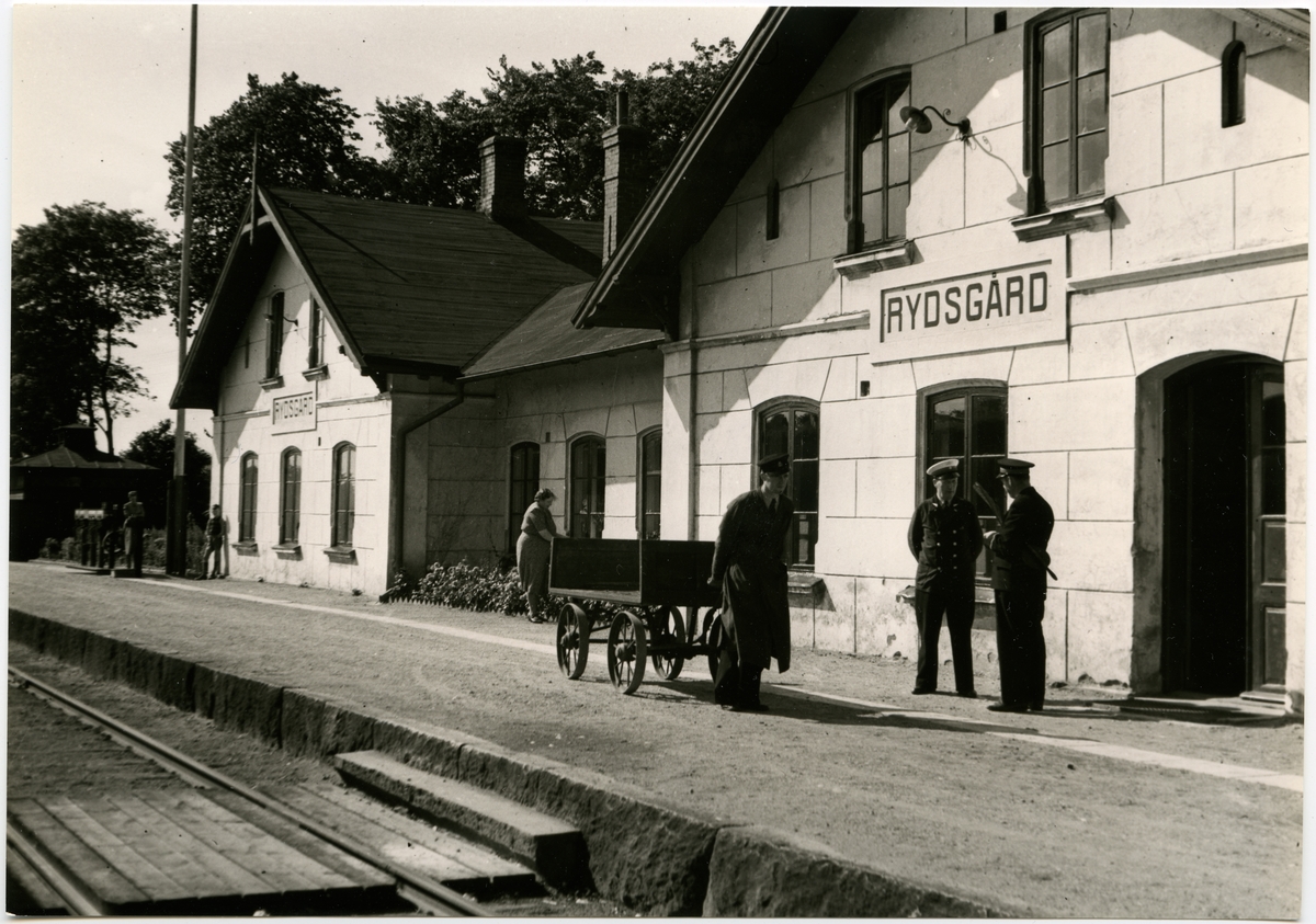 Vy över arbetande personal vid Rydgårds Station.