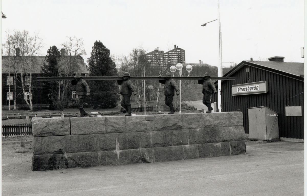 Skulptur i brons och grantit av Torsten Fridh vid namn Rälsbäraren, uppförd 1965 vid järnvägsstationen i Kiruna.
