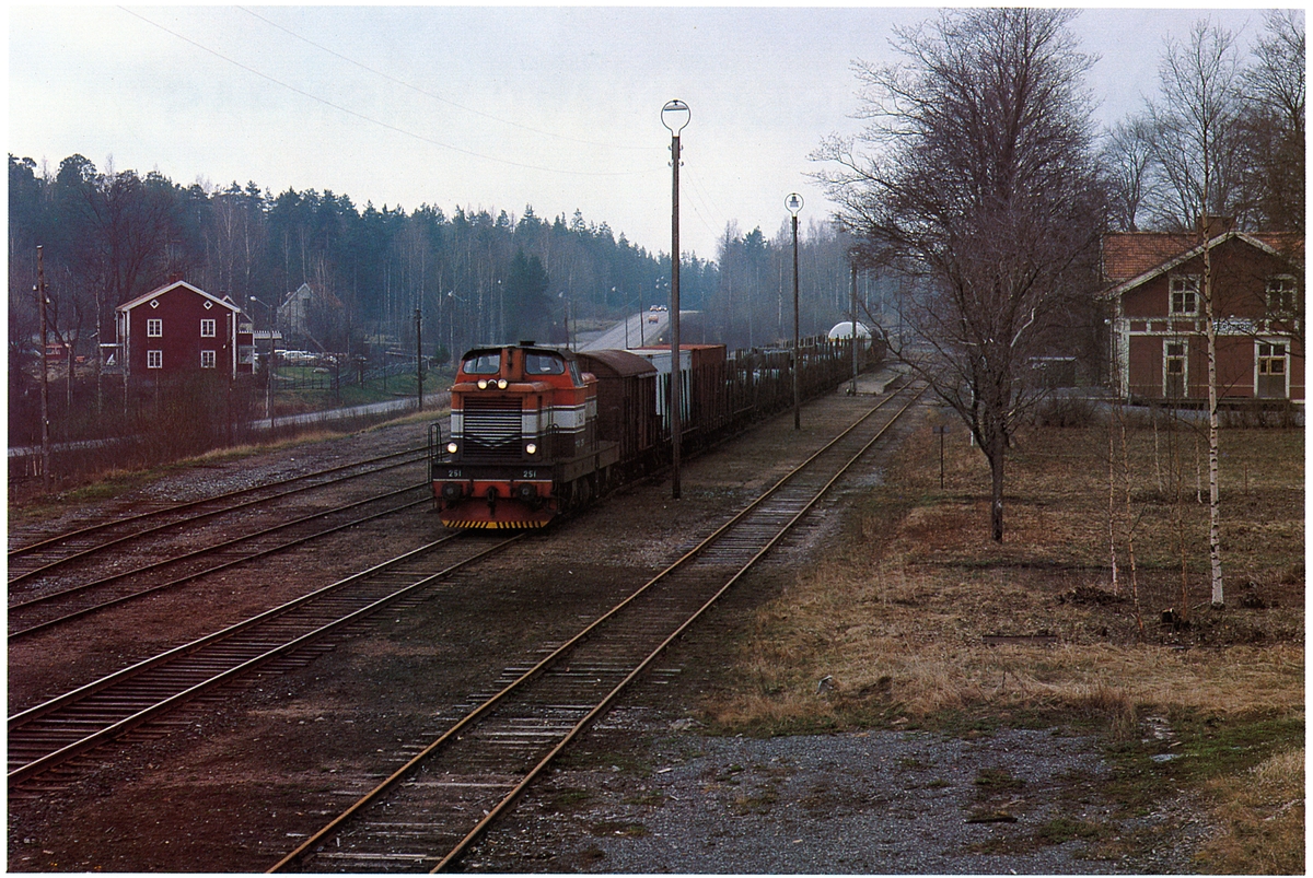 Statens Järnvägar, SJ T43 251 med godståg till Lesjöfors passerar Persberg. Den rymliga bangården behövdes då gruvorna i trakten fanns kvar.
