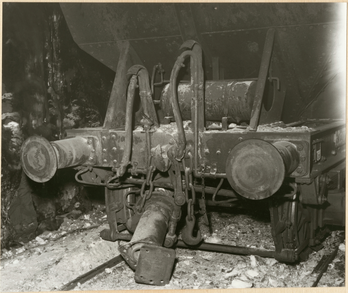 Statens Järnvägar, SJ Mas malmvagn skadad efter urspårning den 17/4 1956 på sträckan mellan Vassijaure och Hundalen. En buffert ligger framför malmvagnen.