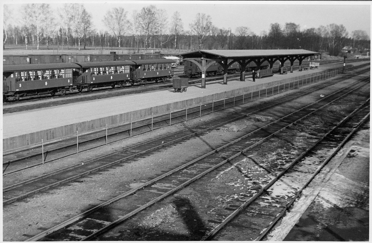 Kil station. 3 vagnar Statens Järnvägar, SJ C4, märkta enligt 1932-41. Plattformstaket är av modell "Töreboda". TT.