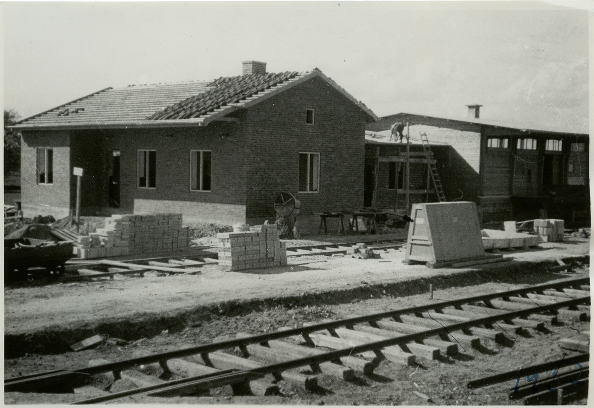 Byggnationen av det nya stationshuset i Anderslöv, maj 1949.