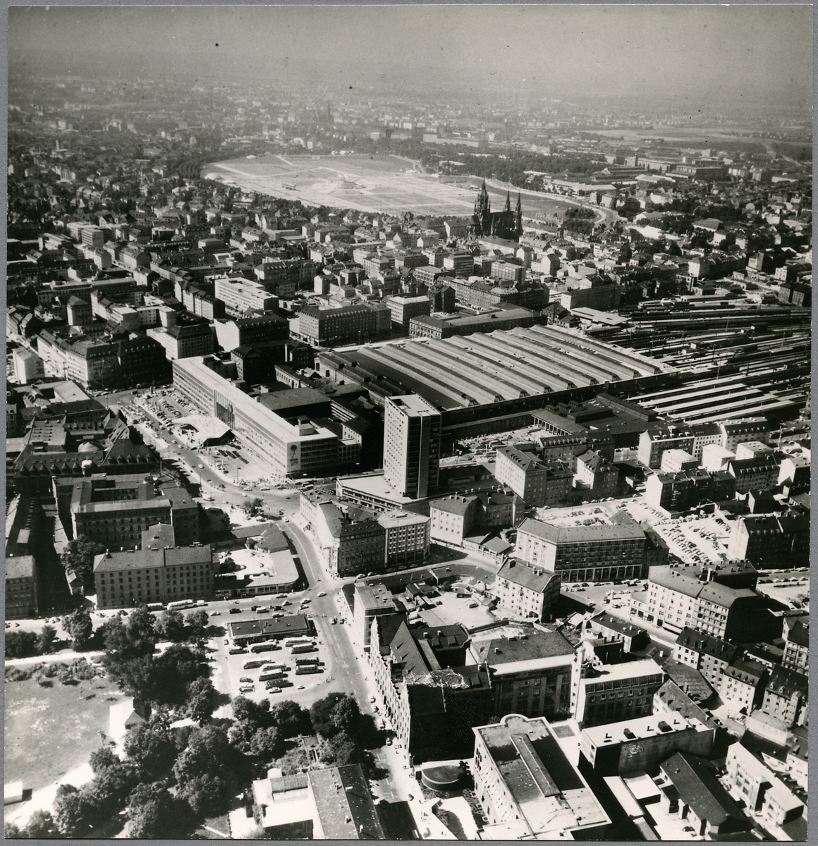 Flygbild över München och dess järnvägsstation.