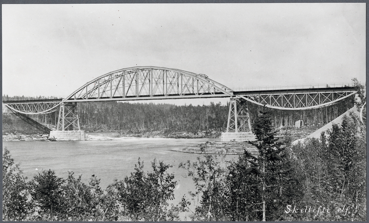 Bron över Skellefteälven längs Norra Stambanan, på linjen mellan Karsbäcken och Kusfors.
