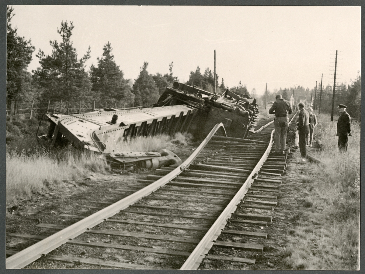 Reftele 1963. Kranvagn SJ A1 spårade ur sedan givna bärförmågebestämmelser överskridits. Statens Järnvägar.