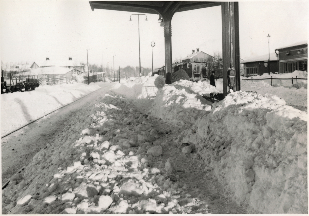 Snö och is på stationsområde.
