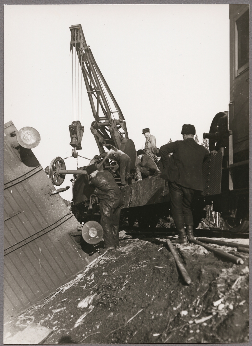 Bärgning av godsvagn med hjälp av en lyftkran efter olycka mellan Gastsjön och Kälarne i Jämtland på 1920-talet.