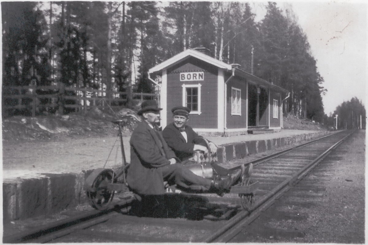 På spåret vid Borns hållplats. Till vänster sittandes på cykeldressinen Per Andersson , far till Långsjö-Pelle.