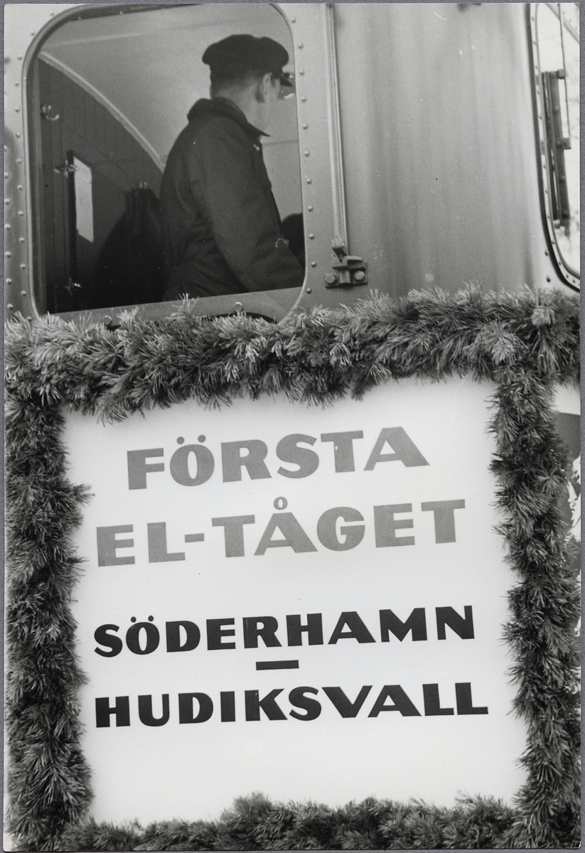 Lokföraren på Första eltåget på linjen mellan Söderhamn-Hudiksvall.
