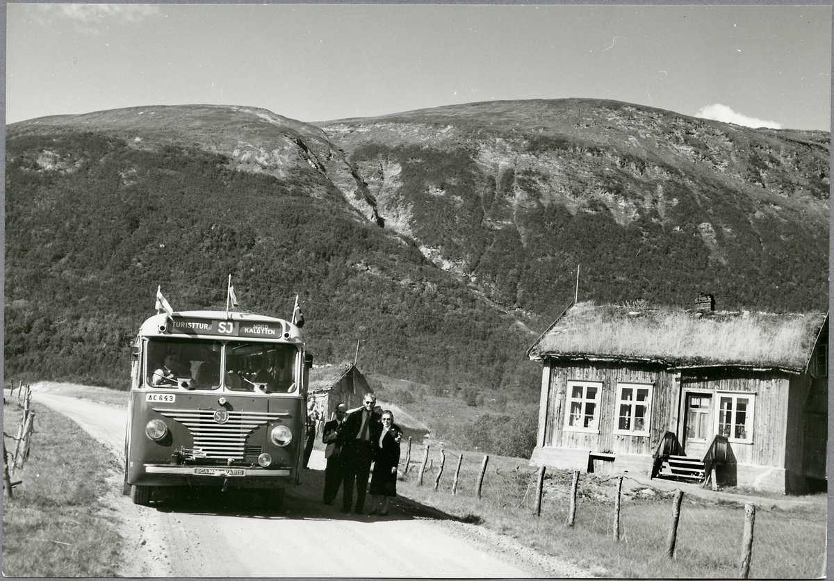Statens Järnvägar, SJ buss 1877 har stannat vid gammalt hus efter vägen mellan Tromsø och Vollan.