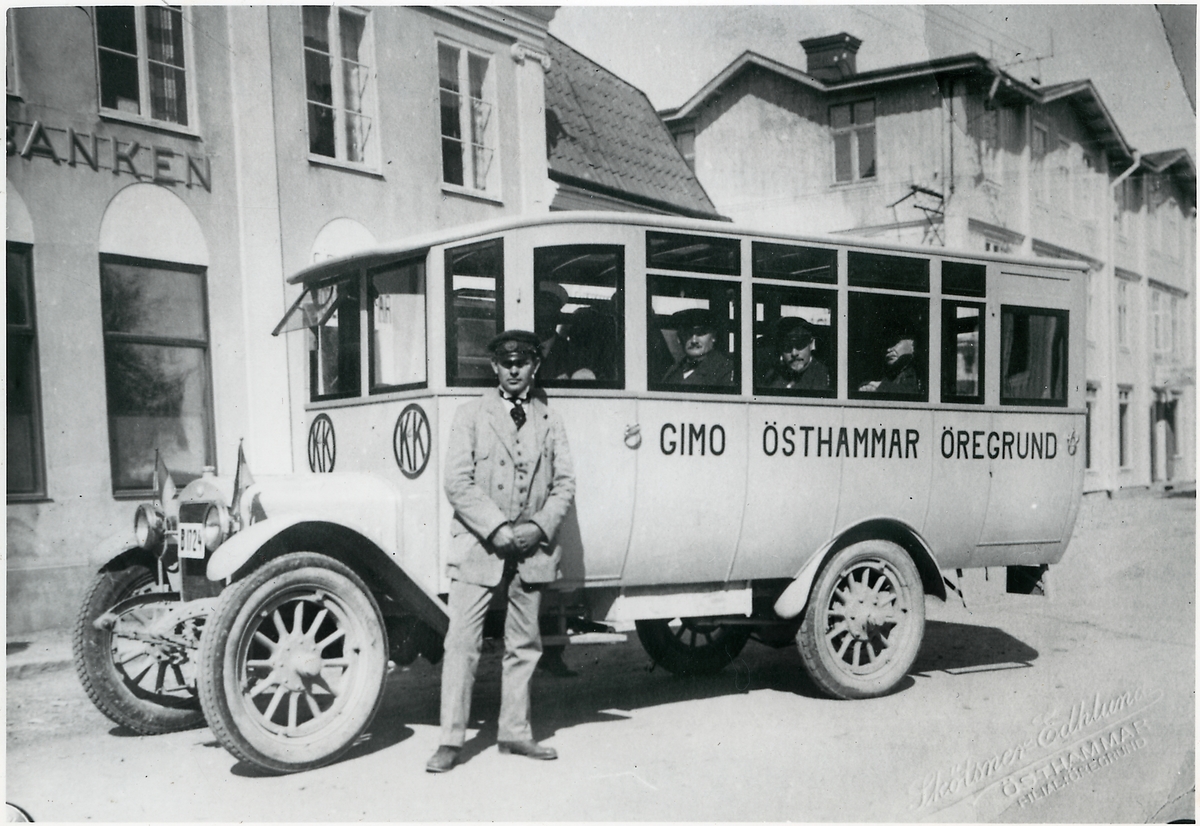 Första bussen GMC 1921 på linjen Gimo - Östhammar - Öregrund år 1921. Bussen gick mellan Öregrund och Gimo. KK står för busslinjens ägare Karlsson & Kvist.