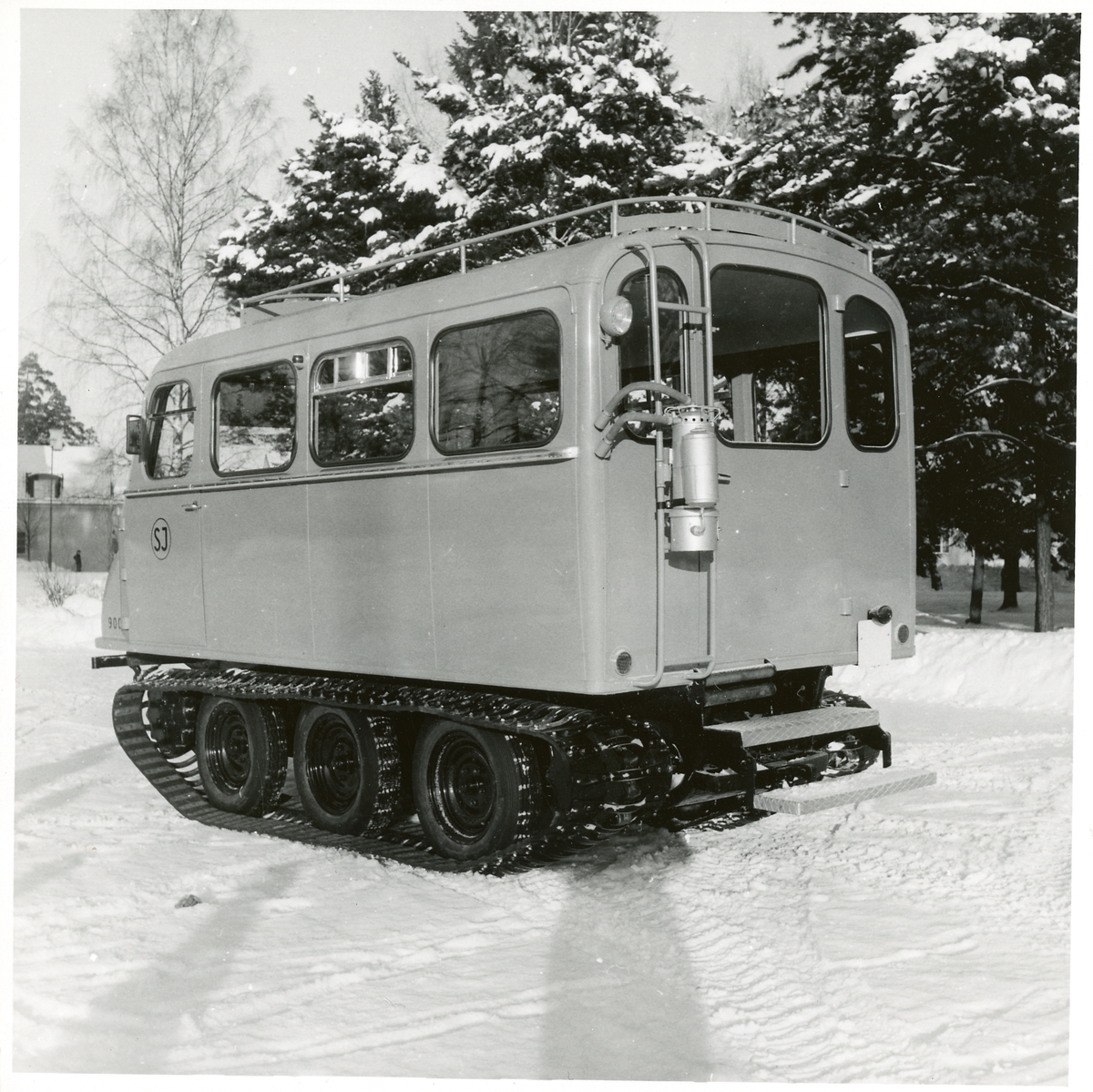 Statens Järnvägar, SJ bandvagn 9007. Detta fordon kallades för "snöbussen" och var avsett för skogs- och fjällområden.