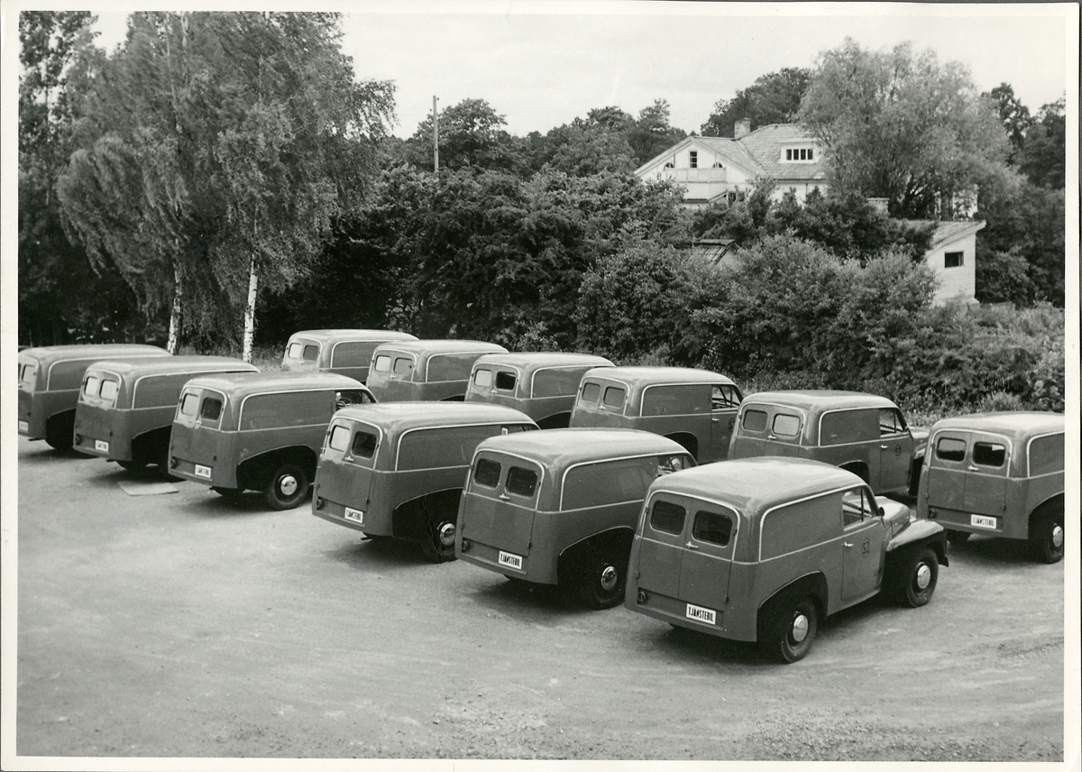 Volvobilar, vars karosser tillverkades för Statens Järnvägar av Grantorpets Fabriks AB. Företaget tillverkade tändstickor fram till 1932 och därefter bilkarosser.