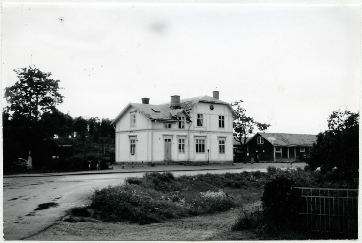 Gatusidan Bergsjö stationshus.