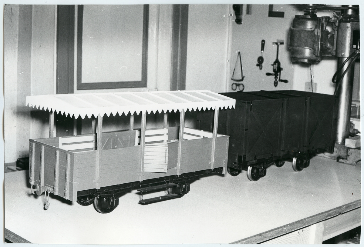 Modeller av en sommarvagn och en träkolsvagn.