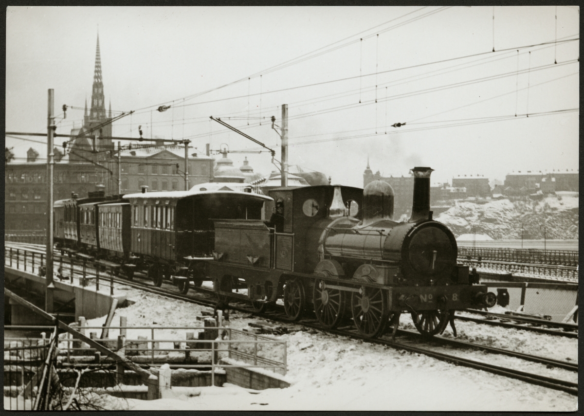 Oxelösund - Flens - Västmanlands Järnväg, OFWJ A 8 med vagnar på linjen mellan Stockholm C och Norrström  på parad 1 december 1956.