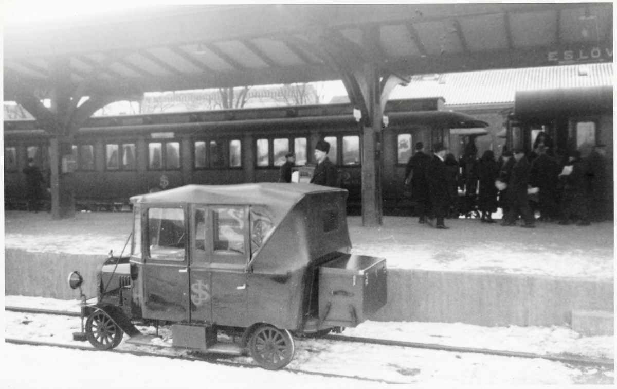 Resenärer på Eslöv station.