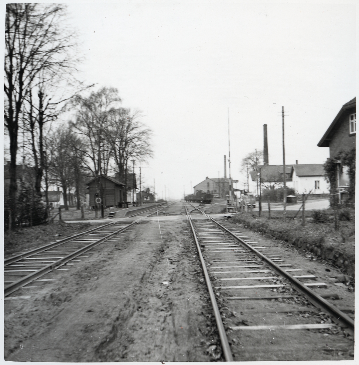 Järnvägsövergång vid Lunnarp station, på sträckan mellan Tomelilla och Smedstorp.