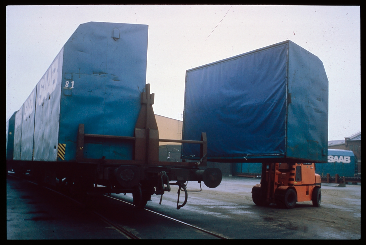 SAAB-containrar på godståg.