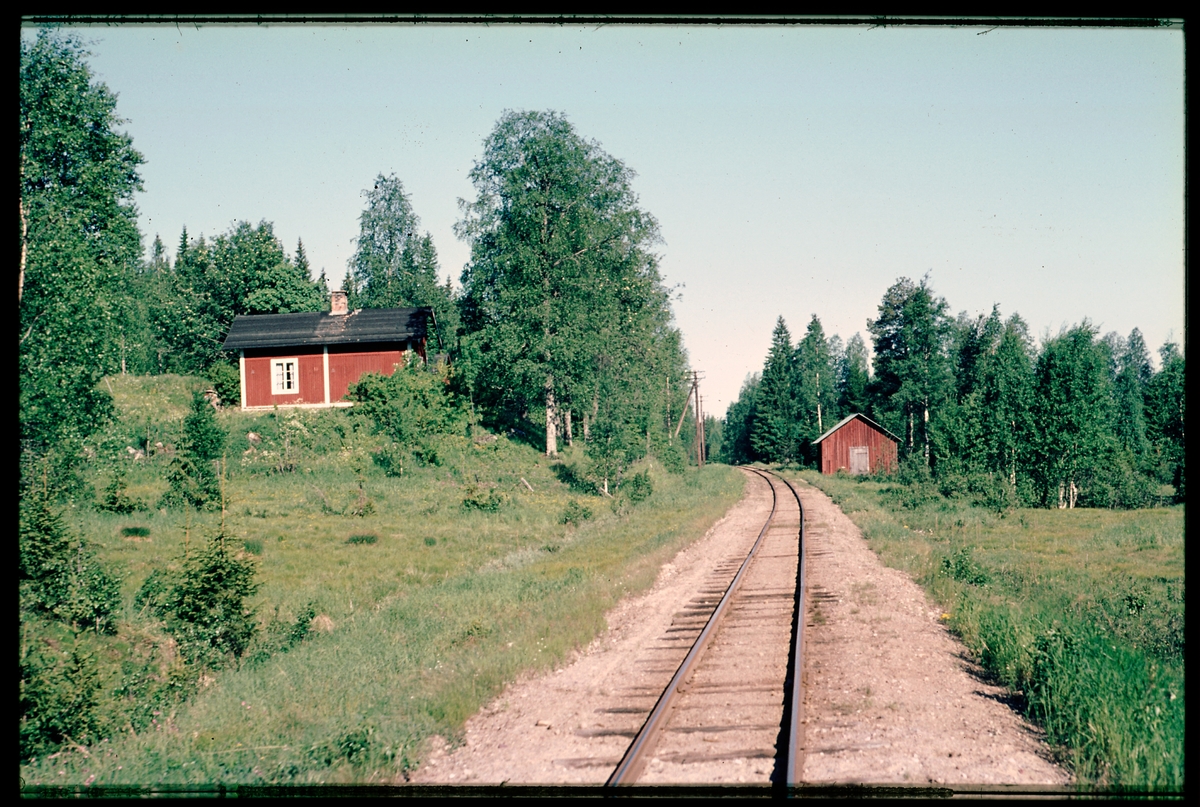 Banvaktstuga efter linjen. Säfsnäs  Järnväg, SVJ.