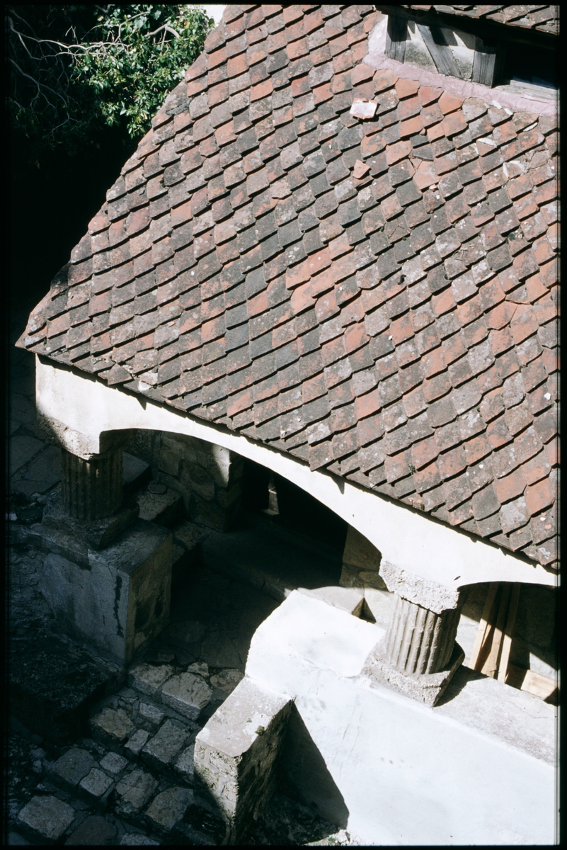 Byggnad med tegeltak i Bran, Rumänien.