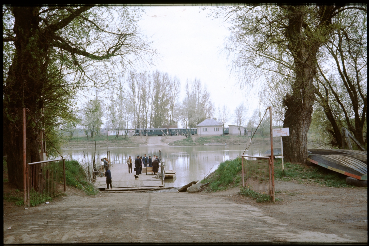Färja över floden Tisza till Kenezloi stationen, Ungern.