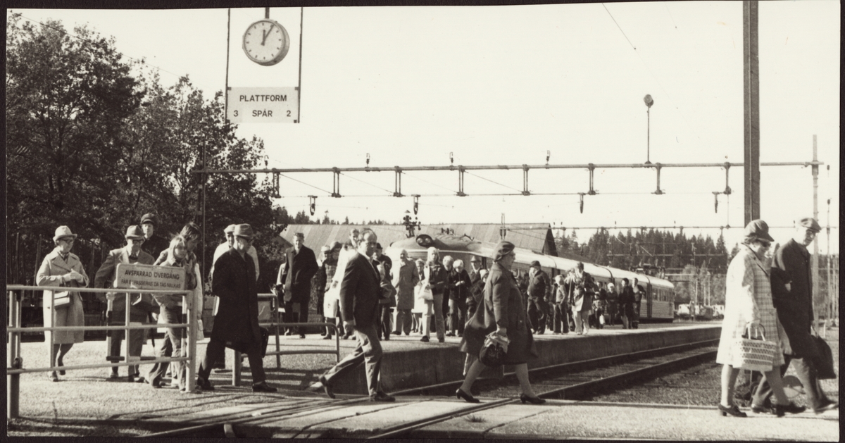 Kopparbergs marknad. Passagerarna som kliver av tåg nummer 546 kommer till stor del från Lindesberg.
Foto Ragnar Eriksson