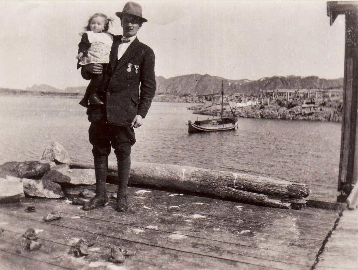 Egill Christensen med stedatter Aslaug på armen på kaia i Vaselien ved Gjesvær ca 1915.