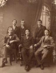 Gruppeportrett av seks menn. Sittende ytterst til høyre Egil