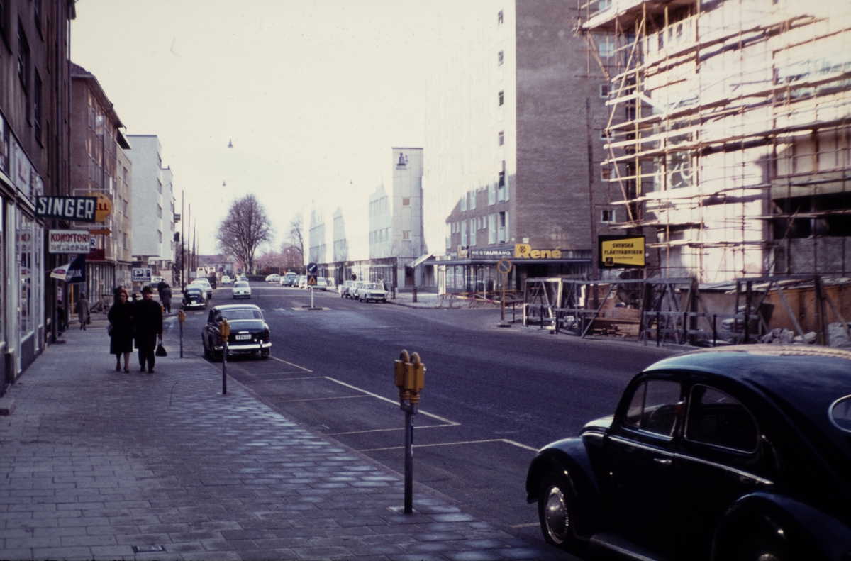 Drottninggatan söderut. Korsningen med Änggatan syns. Till höger pågår bygget av Medborgarhuset som invigdes 1965.