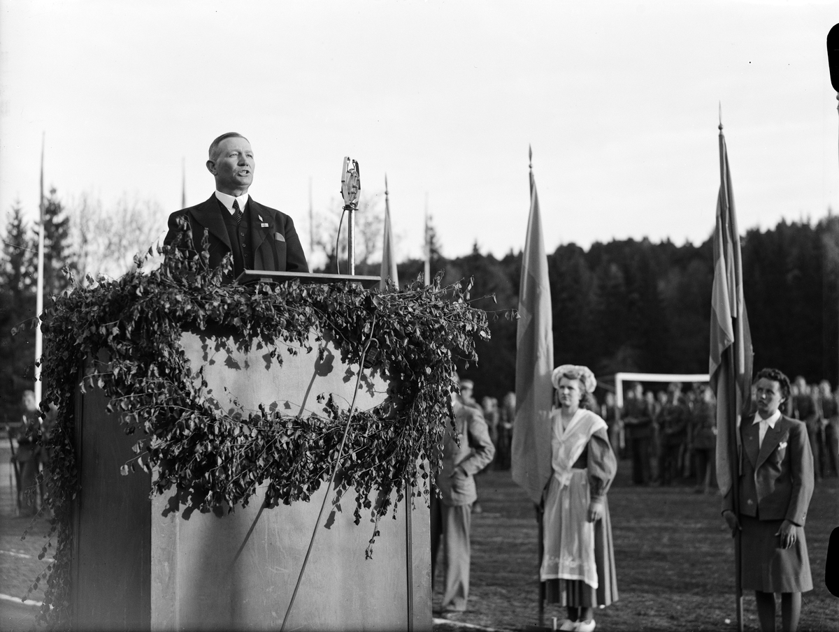 Försvarminister Per Edvin Sköld håller högtidstalet under nationaldagsfirandet på Studenternas Idrottsplats