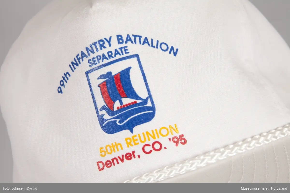 99. bataljonmerket er trykket på med innskriften:
"99th INFANTRY BATTALION SEPARATE 50th REUNION Denver, CO. '95"