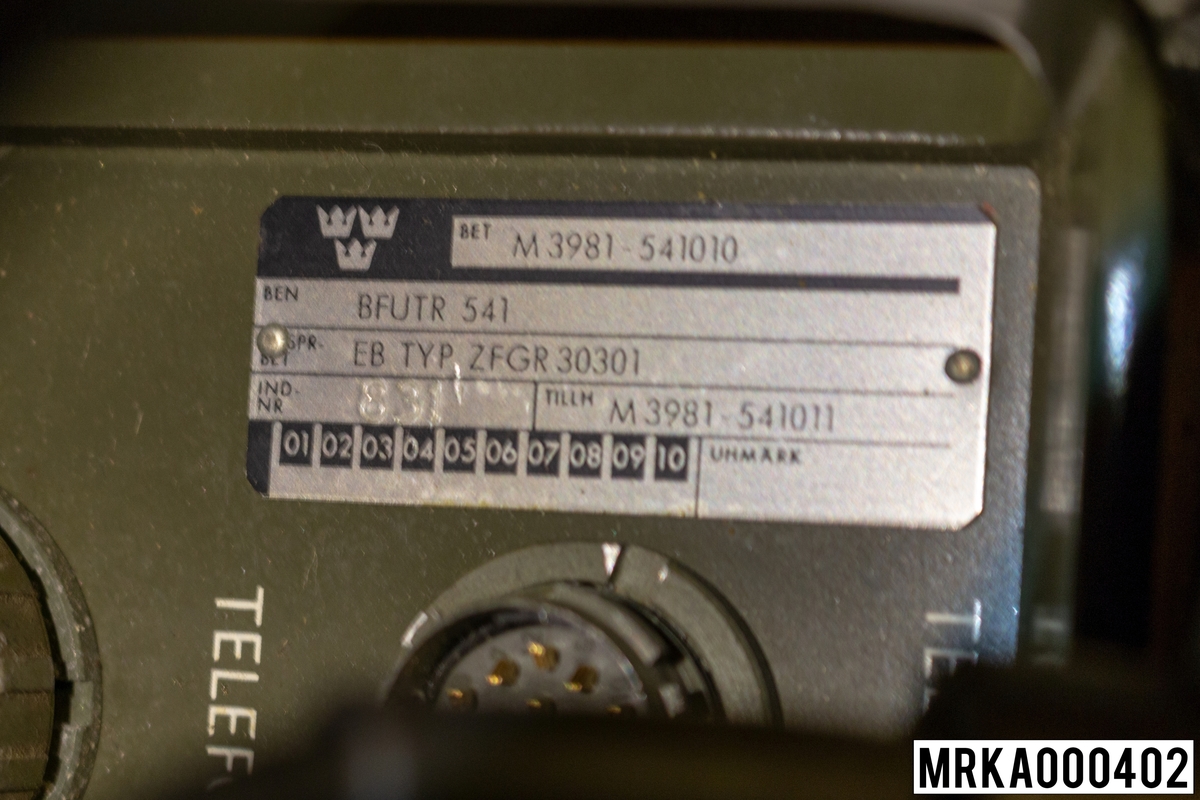 Bärfrekevnsutrustning BF 541 medger att fem tal- och dataförbindelser kan överföras samtidigt. Överföringen sker på fältkabel DL 1000 alternativt HDL 500 (två par) genom användning av sk frekvensdelningsmultiplexering FDM (Frequency Division Multiplex).
Ursprungsbeteckning: EB Typ ZFGR 30301