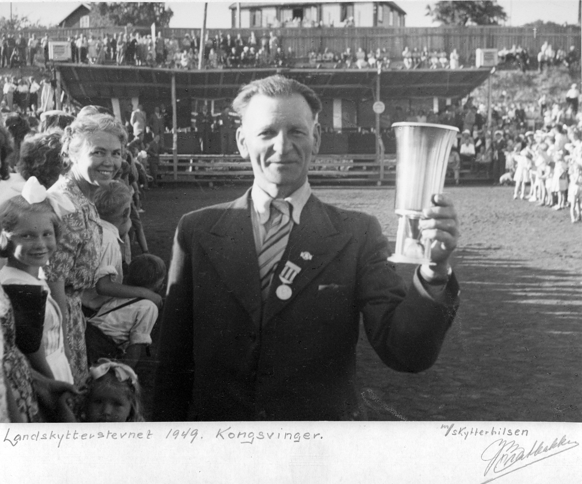 Simen Bakkeng på landsskytterstevnet i 1949, med Normapokalen som tildeles beste mesterskapsskytter over 55 år.