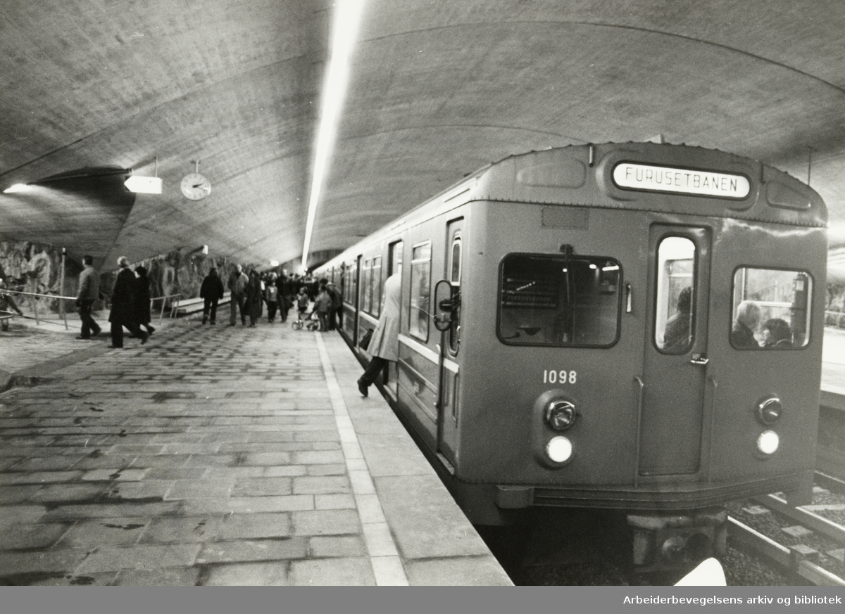 Ellingsrudåsen stasjon, fra åpningen. 8. november 1981