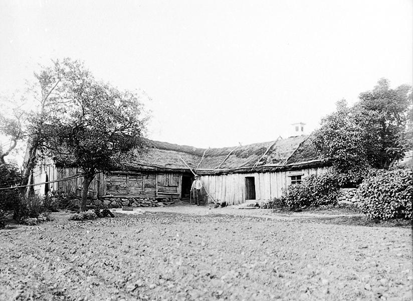 Flerhundraårig bondgård från Eriksberg, byggd i vinkel med ladugården.