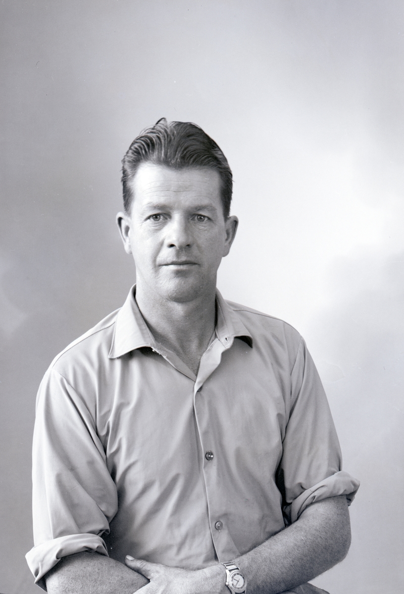 Enligt fotografens journal nr 9 1958-: "Olsson, Herr Erik Varekil".