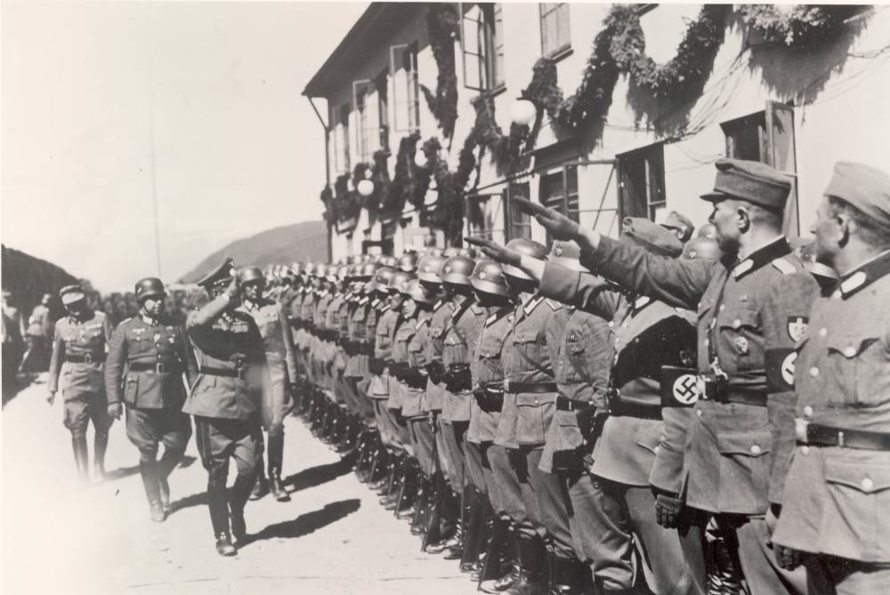 Åpning av jernbanestasjonen i Mosjøen i 1940. Tyske soldater med hakekors gjør Nazi-hilsen.