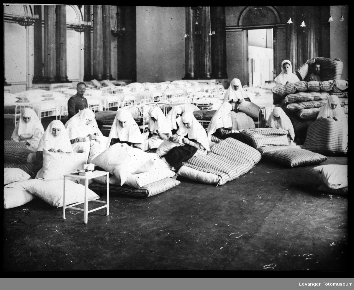 Armorial Hall i Vinterpalasset omgjort til sykesal under  1.verdenskrig. Sykesalen klargjøres for pasientene av sykesøstrene fra The Society in Honor of Adjutant general F.P Kaufmann, en stab som nøt høy anseelse.
