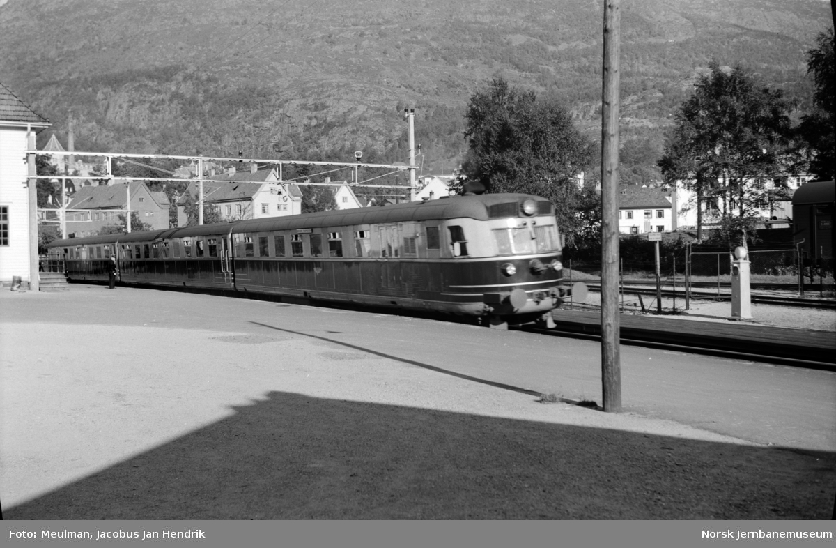 Motorvognsett type 8 (senere type 88) med Bergensekspressen fra Bergen til Oslo Ø, passerer Kronstad stasjon.