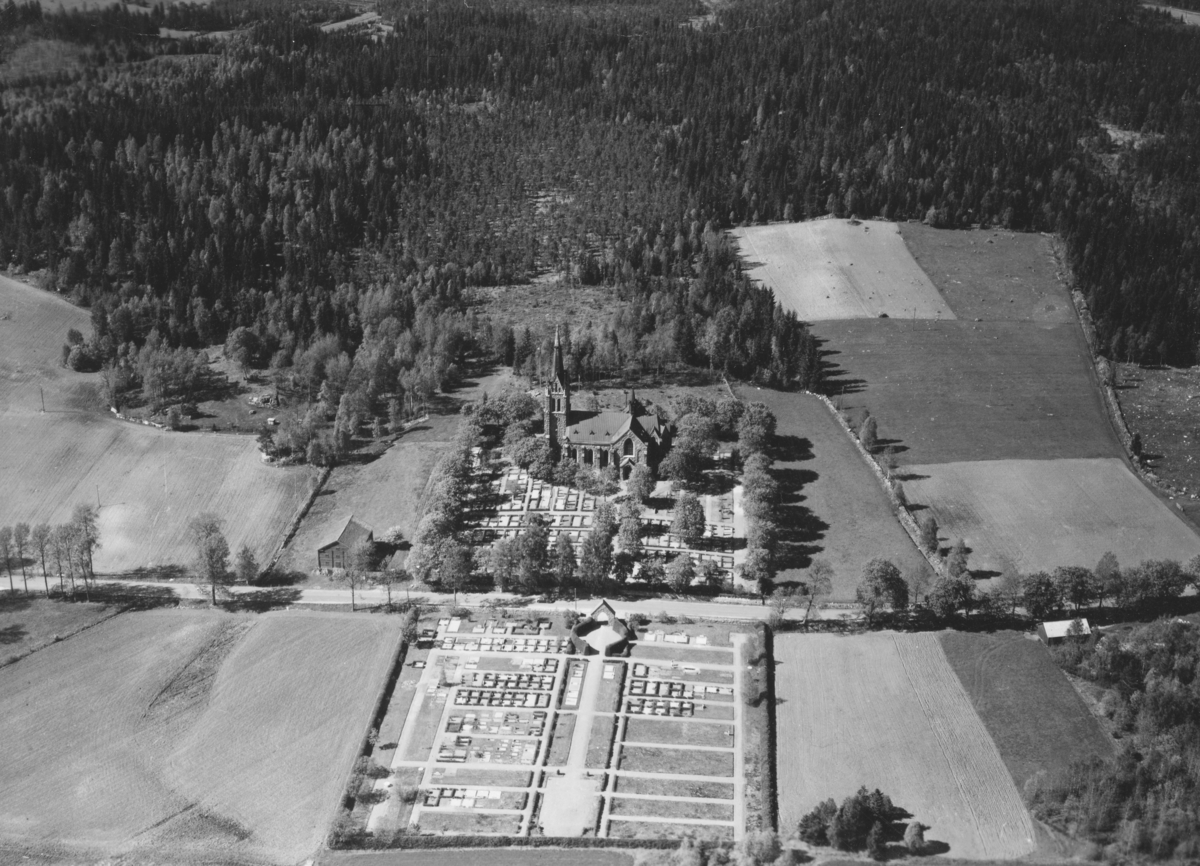 Flygfoto över Vallsjö kyrkan i Sävsjö kommun. Nr M 987.