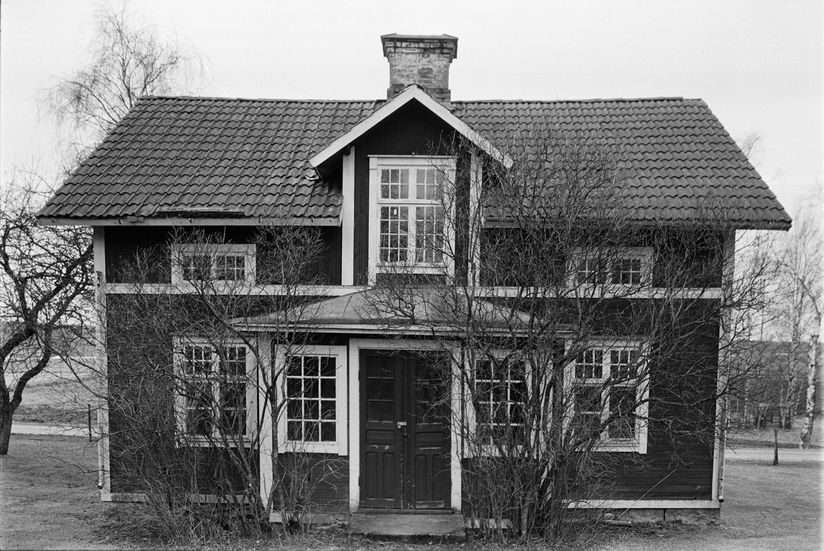 Bostadshus som tillhört bygdefotografen John Alinder, Sävasta, Altuna, Uppland februari 1988