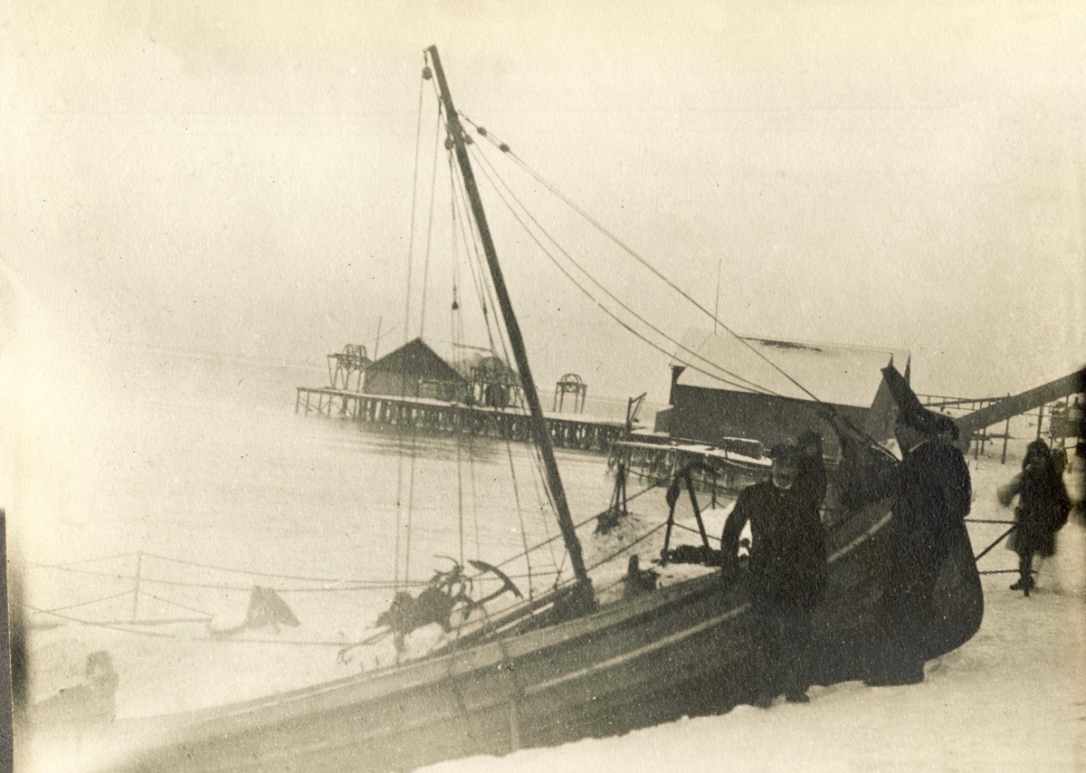 Båt og kaianlegg i Vadsø. Havnegt. med Prestelvkaia og antatt guanofabrikk i bakgrunn 1917-1918