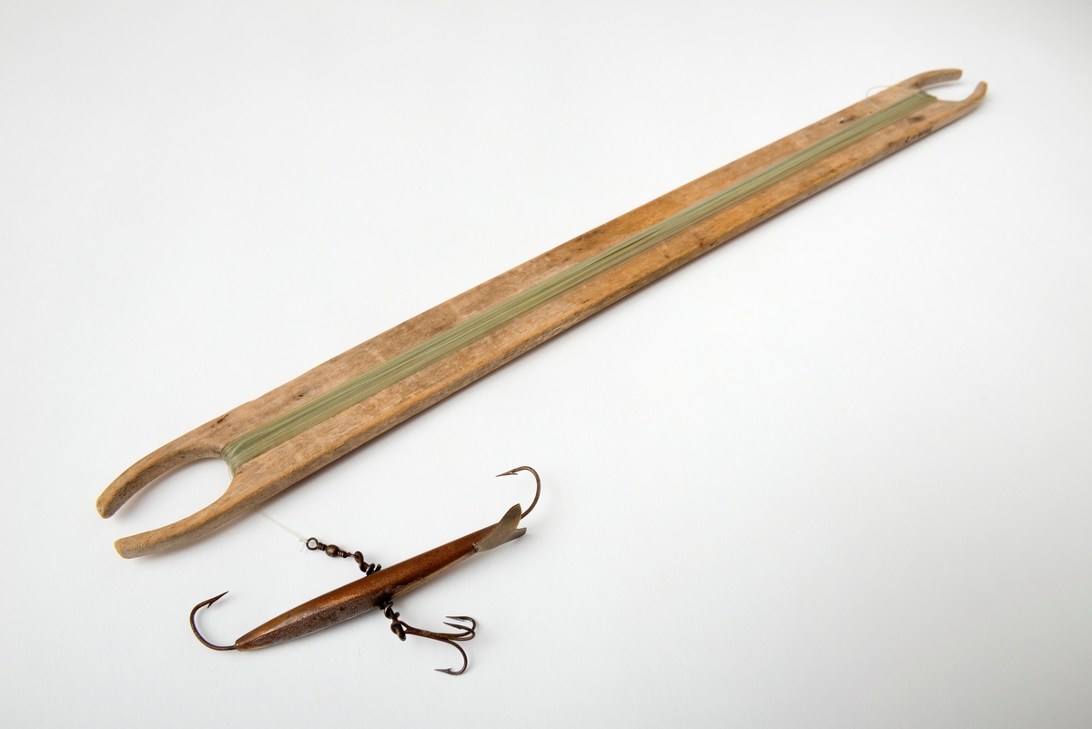 Både pilken og pilkestikka er hjemmelaget, av giveren. 
Utstyret er brukt ved isfiske i Mjøsa og andre sjøer i Hedmark. 