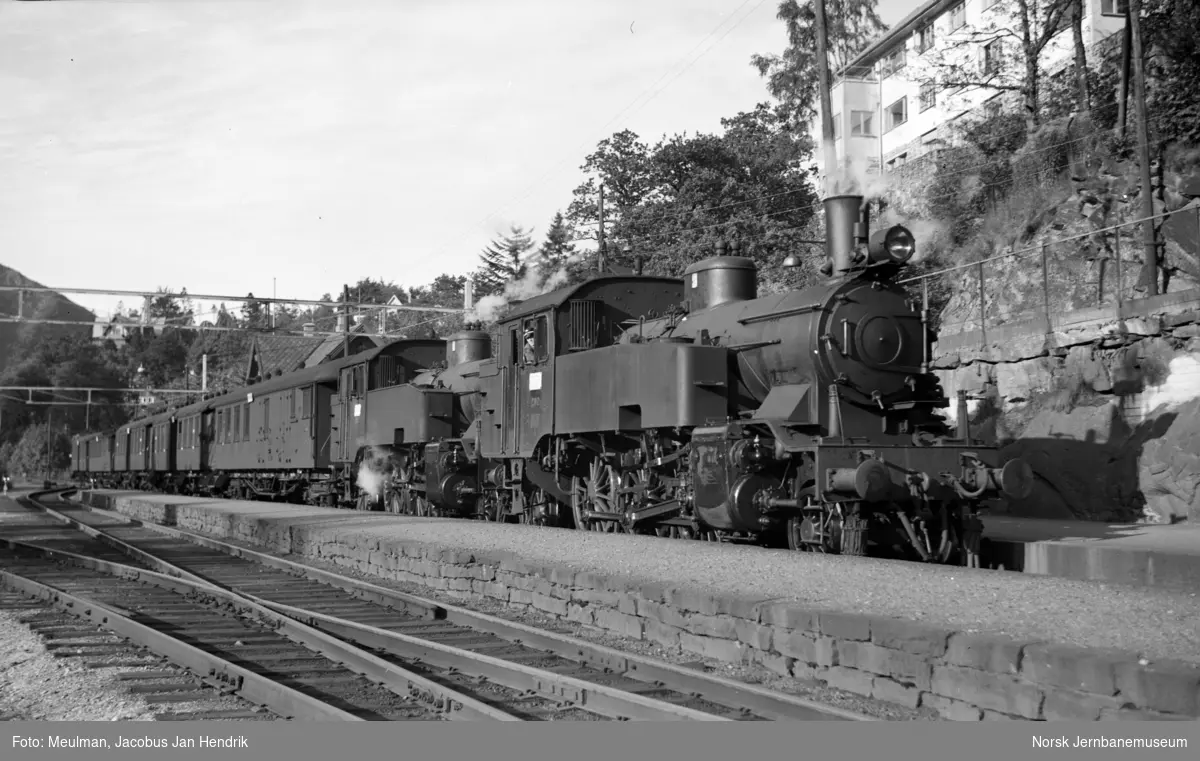 To damplokomotiv type 32a, nærmest nr. 290, med persontog fra Bergen til Garnes, tog 1816, på Fjøsanger stasjon.