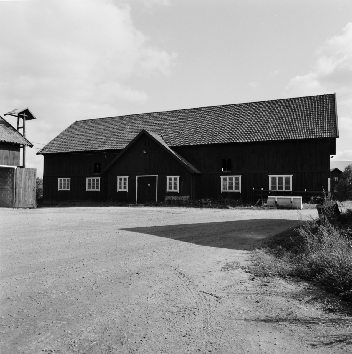 Det gamla stallet används som förrådsbyggnad, Hacksta gård, Enköpings-Näs socken, Uppland september 1981