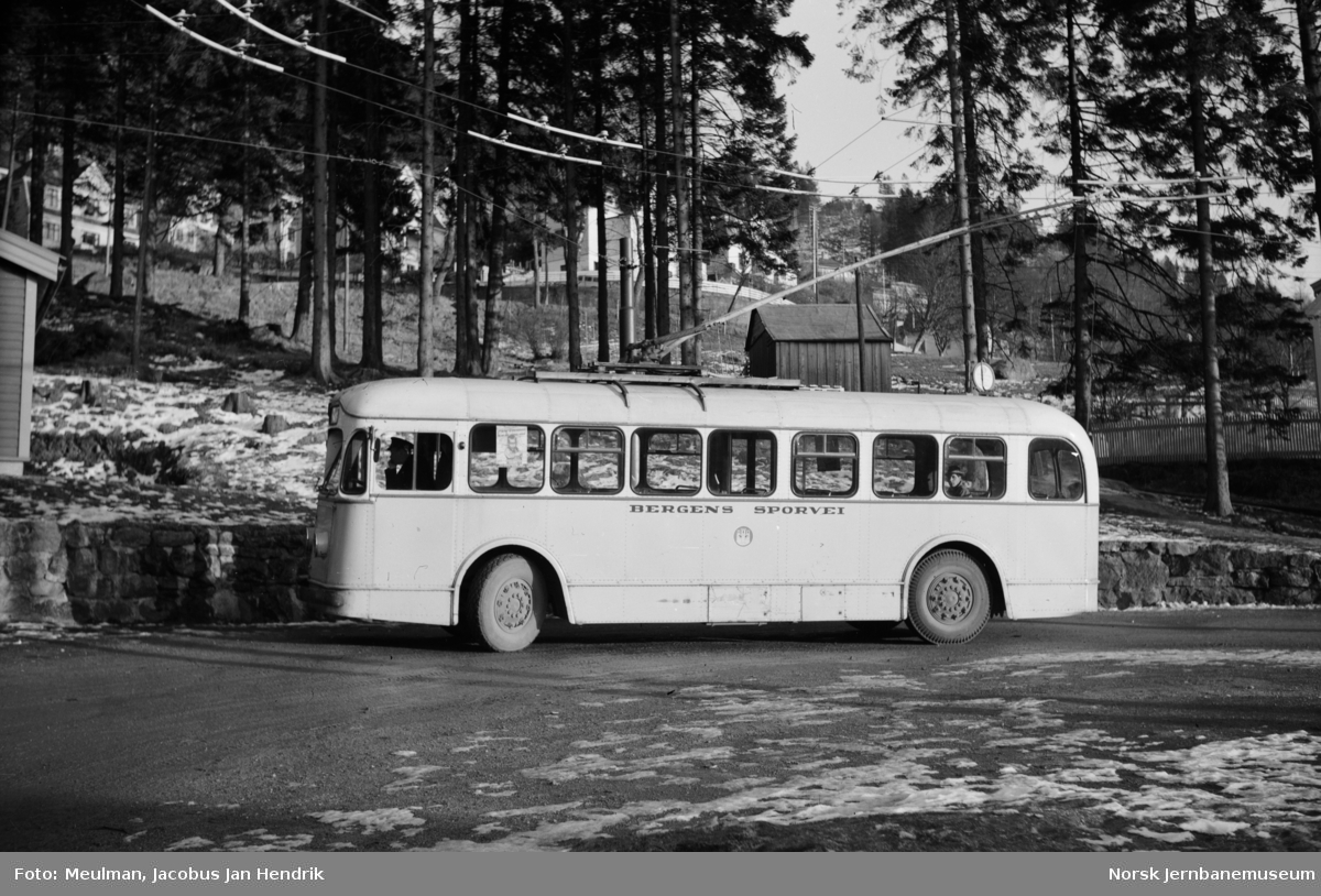 Bergen Sporveier trolleybuss i rute 5 ved endestasjon Mulen