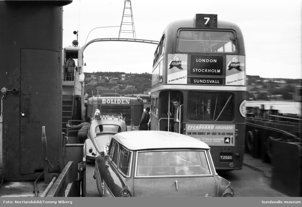 En dubbeldäckad veteranbuss från London väckte uppståndelse då den rullade ombord på Alnöfärjan 1960. Den 20 år gamla veteranbussen var inköpt av SCA för att fungera som rullande utställning, efter en rejäl renovering och ombyggnad vid karosserifabriken på Alnö.